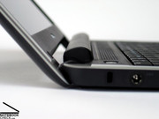 Like an foreign body, the battery protrudes out of the flat case.