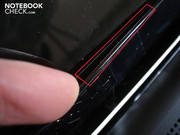 The lower display bezel is very instable and can be bent out far