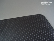 Black honeycomb pattern in the display lid's lower area (very similar to e.g. Asus' G71GX and G60VX)