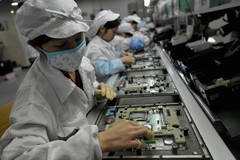 Workers at a Foxconn factory in Shenzhen, China. (Source: AFP/AFP/Getty Images)