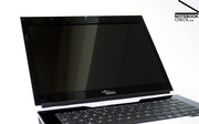 The 13.3 inch display has a resolution of 1280x800 pixels and a good maximum brightness of about 215 cd/m²...
