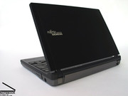 Fujitsu-Siemens follows with the Lifebook P7230 the classic business standard: