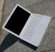 The new MacBook 6.1 in Unibody dress.