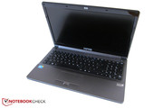 In contrast to the XMG A722, the display bezel is glossy.