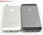 Our test device ("Space Gray") next to the iPhone 5 in silver white