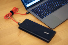 Thanks to power delivery you can use external batteries easily (here the Anker PowerCore+)