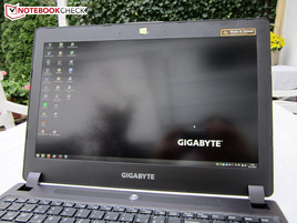 Gigabyte P35X v3 outdoors