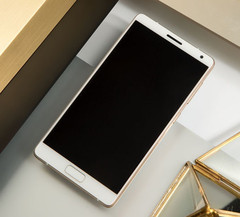 The Lenovo ZUK Edge has a high display-to-body-ratio of 86.4 percent.