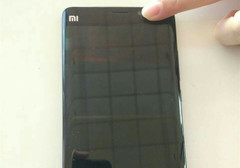 A first live picture of the Xiaomi Mi Note 2 shows the curved display.
