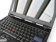 Die Displayscharniere unterscheiden sich zwar optisch von den markant-massiven Metallscharnieren der übrigen Thinkpad Notebooks,...