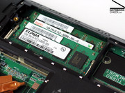 Einen Flaschenhals hinsichtlich Leistung verursachen die eingesetzten DDR2 Speichermodule, obwohl das SL300 dank Montevina Plattform DDR3 Speicher unterstützt.