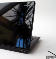 At the first glance the SL500 does not look like a typical Thinkpad, because it has reflecting high-gloss surfaces.