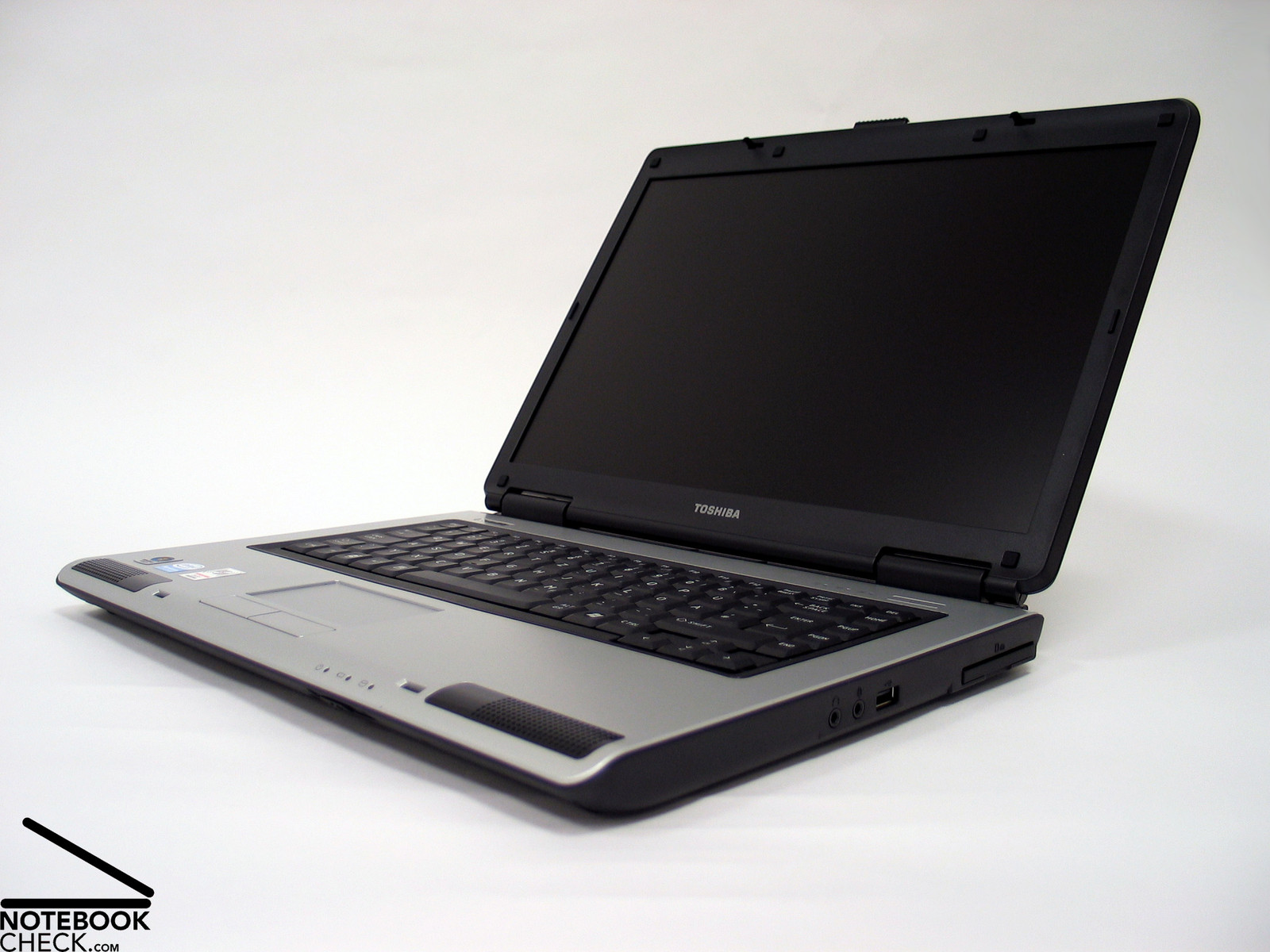 Review Toshiba Satellite L40-14N Notebook - NotebookCheck.net Reviews