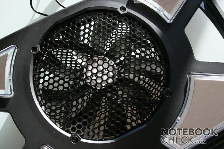 The 200mm fan offers two levels, whereas level 1 can be called very quiet.