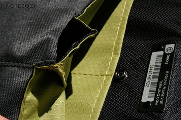 Division of the front of the bag with a button