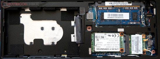 2.5" slot (empty in the top-of-the-range model), mSATA SSD, WLAN adaptor and memory module accessible via a maintenance hatch