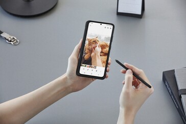 You can use an S Pen with the S21 Ultra... (Source: Samsung)