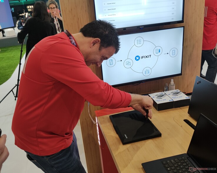 Christoph Blindenbacher unscrewing the Lenovo ThinkPad T14 Gen 7.