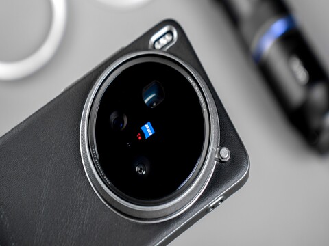 The Vivo X200 Ultra with grip and teleconverter: Reviewers have already taken awesome photos and videos with the new Zeiss camera flagship (Image source: Weibo)