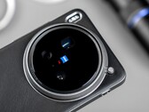 The Vivo X200 Ultra with grip and teleconverter: Reviewers have already taken awesome photos and videos with the new Zeiss camera flagship (Image source: Weibo)