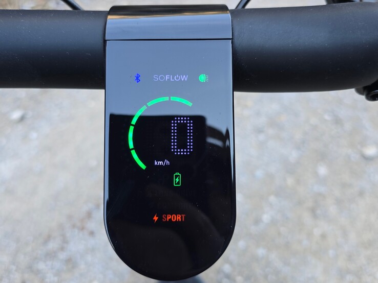 SoFlow installs a 2.8 inch color display.