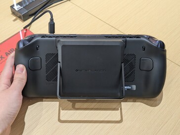 Swappable battery of the OneXPlayer Apex Air with Intel Arc G3 Extreme