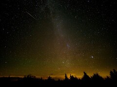 An image showing a shooting star and the Milky Way. (Image source: DumitruS - Pixabay)