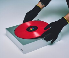 The PP-1 turntable conceals the pickup under the record. (Image source: Waiting for Ideas)
