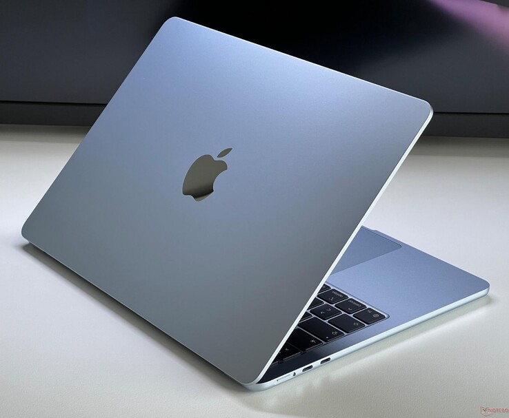 Apple MacBook Air in blue finish with slim aluminum design (Image source: Notebookcheck)