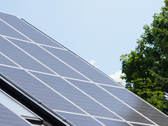 perovskite solar modules promise 50 percent more yield on the same surface area, if they last. (Image source: Mario Petzold)