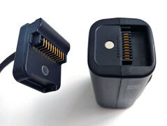 Magnets help hold cable to battery. (Image source: Notebookcheck)