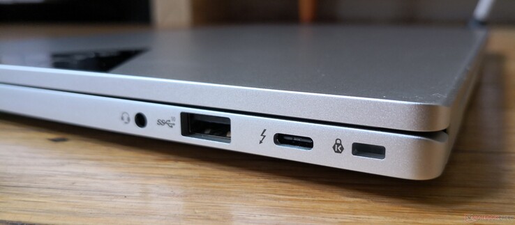 Right: 3.5 mm combo audio, USB-A 3.2 Gen. 2, USB-C w/ Thunderbolt 4 + Power Delivery + DisplayPort, Kensington Lock