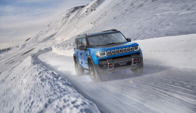 Thanks to its 4x4 drive and "Selec-Terrain" system, the Jeep Recon is said to be able to handle difficult conditions like snow and ice. The 650 hp engine ensures confident acceleration. (Image source: Jeep)