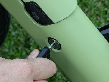 Keys release the battery pack (Image Source: Stephen Pereyra / Notebookcheck)