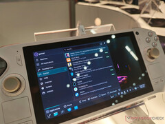 The Zotac Zone Pro running its Manjaro Linux fork. (Image source: Notebookcheck)