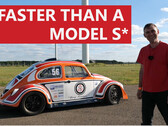 The Beetle's lighter body and smaller footprint seem to lend it a hand, as it beat the Tesla Model S P100D with the exact same motors down the drag strip. (Image source: Electric Classic Cars on YouTube)