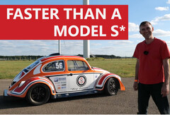 The Beetle&#039;s lighter body and smaller footprint seem to lend it a hand, as it beat the Tesla Model S P100D with the exact same motors down the drag strip. (Image source: Electric Classic Cars on YouTube)