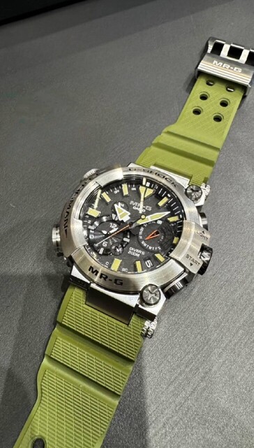 The olive-green rubber strap along with pale beige hands and indices (Image source: Great G-Shock World)