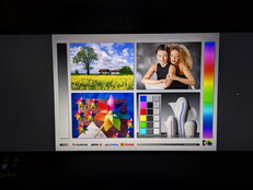Even on a 16:9 picture, the viewing angle dependency is noticable: direkt view