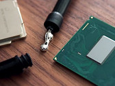 The Core i9-9900K will feature a soldered IHS. (Source: Optimum Tech)
