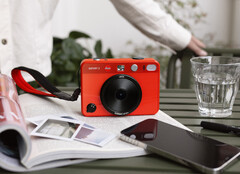 The Sofort 2 at the very least inherits the Leica family&#039;s good looks (Image Source: Leica)