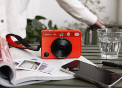 The Sofort 2 at the very least inherits the Leica family's good looks (Image Source: Leica)