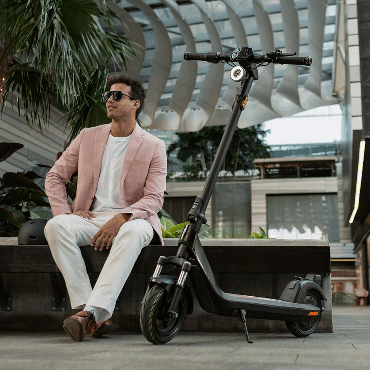The NIU KQi 200F e-scooter offers up to 33.6 miles (54 km) of range on a single charge (Image source: NIU)