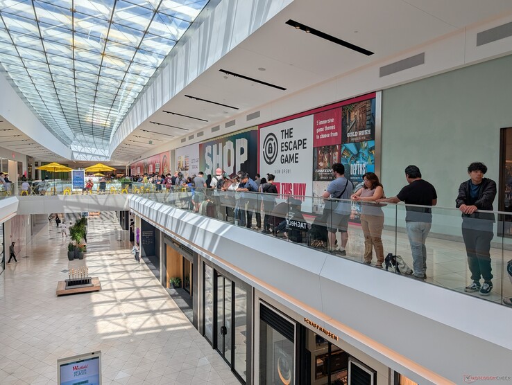 Long line during the grand opening. Visitors had the chance to win prizes such as a Blade 16 laptop, Core i9 desktop CPU, GeForce RTX 4070 Super, and other accessories throughout the day