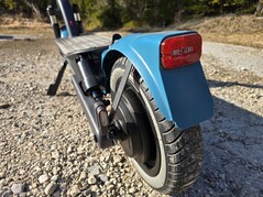 SoFlow also installs indicators at the rear
