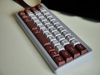 The Epomaker TH40 has an all-plastic build, which is surprisingly rigid but also lightweight. (Image source: Julian van der Merwe / Notebookcheck)