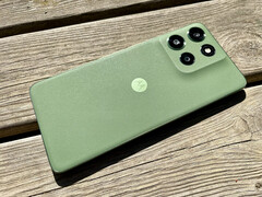 The Motorola Moto G55 in the green color variant Pantone Dill. (Image source: Notebookcheck)