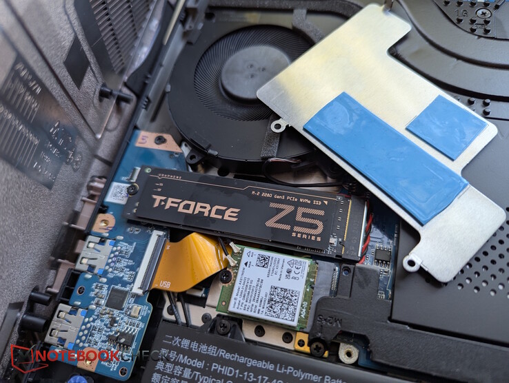 We'll leave out the XMG cooling plate for SSDs for now, can the advertised graphene sticker do that itself?