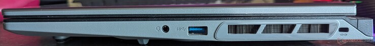Right: USB 3.2 Type-A, 3.5 mm audio, Kensington