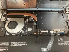Surface Laptop 13 (2025, Snapdragon model): Cooling solution. Image source: Andreas Osthoff - Notebookcheck